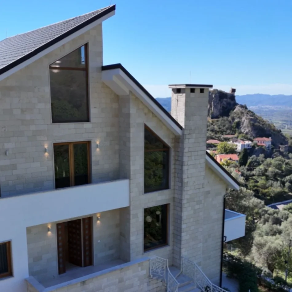 Tirane, jepet me qera 3 Katshe , 630 m² 3.500 € (Petrele)