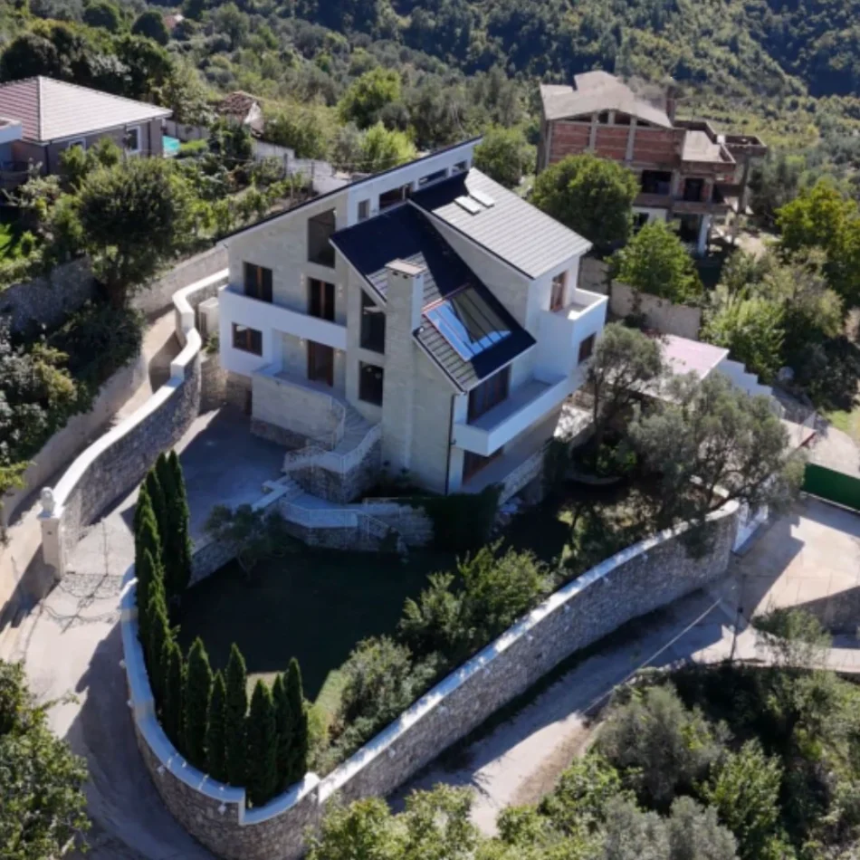 Tirane, jepet me qera Vile 3 Katshe Kati 4, 630 m² 3.500 € (Petrel)
