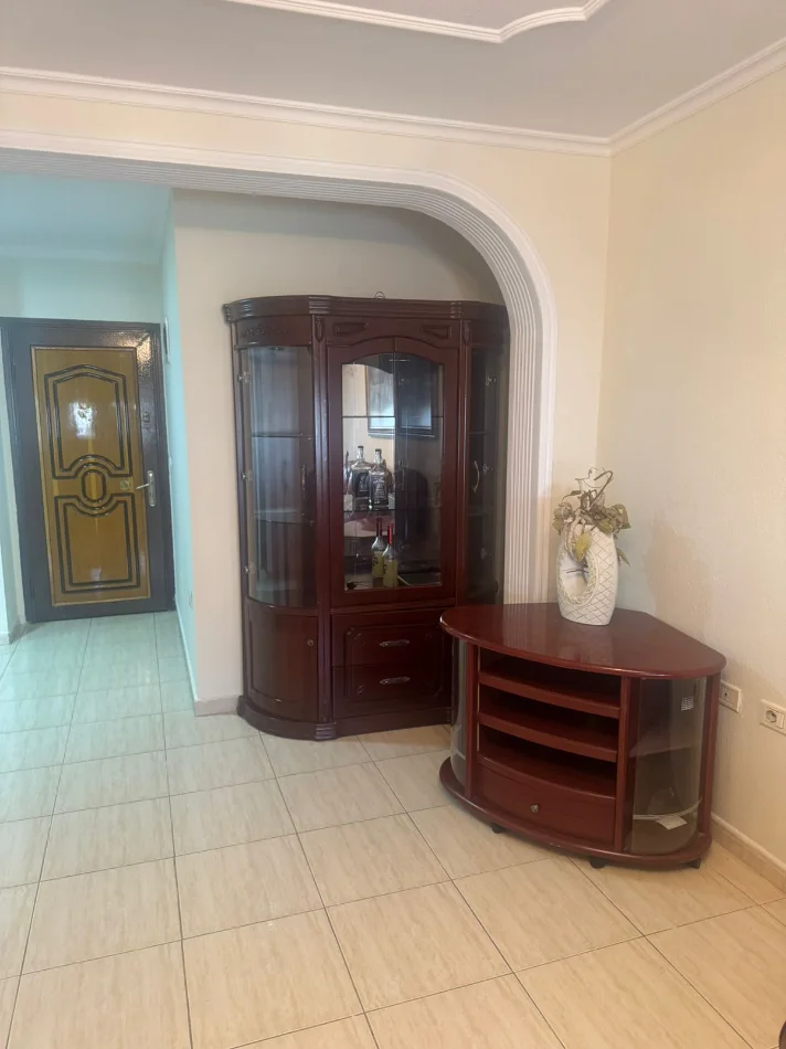 Tirane, jepet me qera Apartament 1+1 Kati 4, Mobiluar, Çmimi 40.000 Leke te Reja, tek Pediatria, Tiranë.