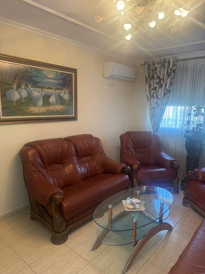 Tirane, jepet me qera Apartament 1+1 Kati 4, Mobiluar, Çmimi 40.000 Leke te Reja, tek Pediatria, Tiranë.