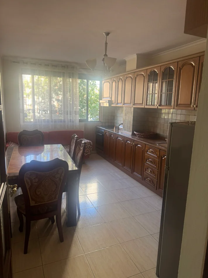 Tirane, jepet me qera Apartament 1+1 Kati 4, Mobiluar, Çmimi 40.000 Leke te Reja, tek Pediatria, Tiranë.