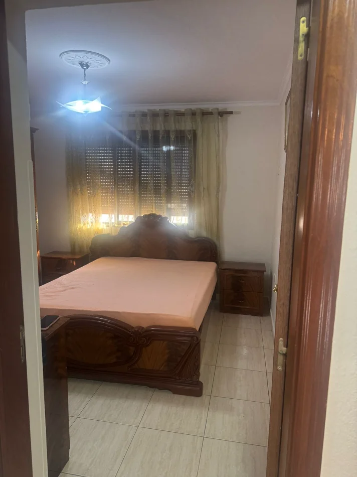Tirane, jepet me qera Apartament 1+1 Kati 4, Mobiluar, Çmimi 40.000 Leke te Reja, tek Pediatria, Tiranë.