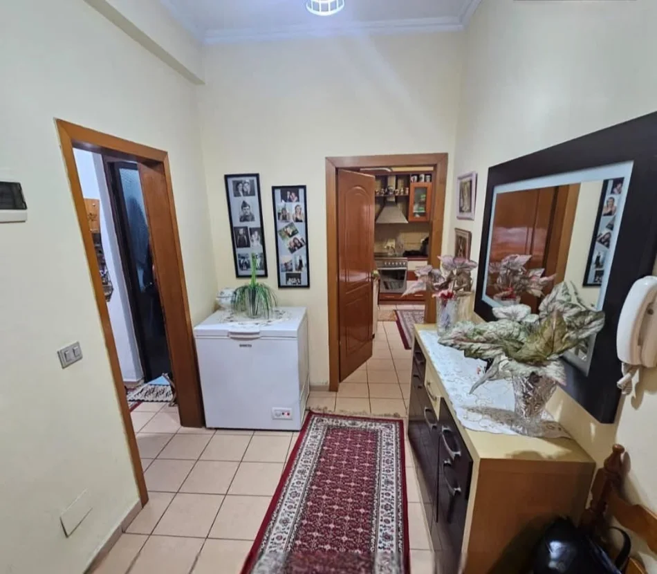 Tirane, jepet me qera apartament 2+1+Ballkon Kati 5, 101 m² 550 € (Rruga 4 Deshmoret)