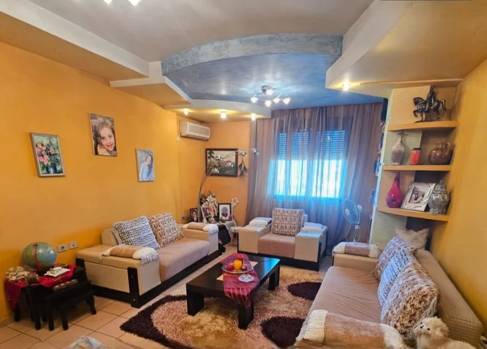 Tirane, jepet me qera apartament 2+1+Ballkon Kati 5, 101 m² 550 € (Rruga 4 Deshmoret)