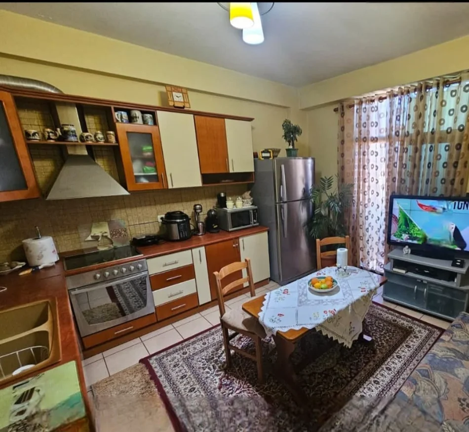 Tirane, jepet me qera apartament 2+1+Ballkon Kati 5, 101 m² 550 € (Rruga 4 Deshmoret)