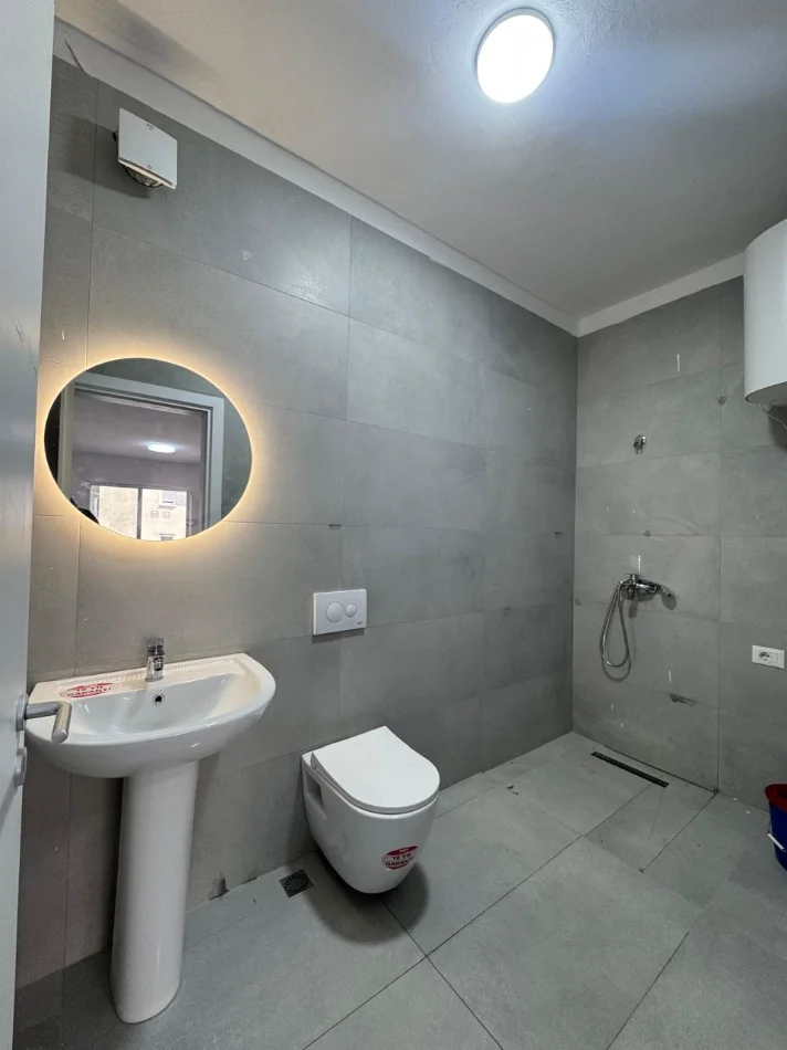 Tirane, jepet me qera apartament 1+1 Kati 5, 65 m² 380 € (Rruga Dritan Hoxha,Kompleksi AURA,Laprakë,Tiranë)