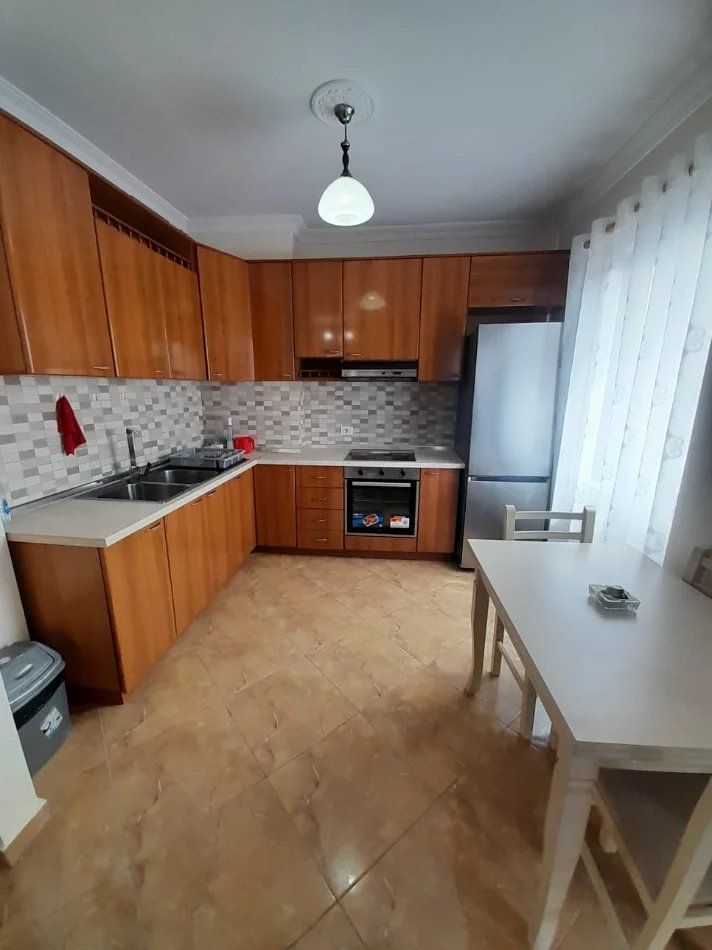 Tirane, jepet me qera Apartament 1+1 Kati 4, 70m²,Çmimi 55.000 Lekë të Reja, Pranë Pastiçeri Bilbili,Rruga e Dibrës, Tiranë.
