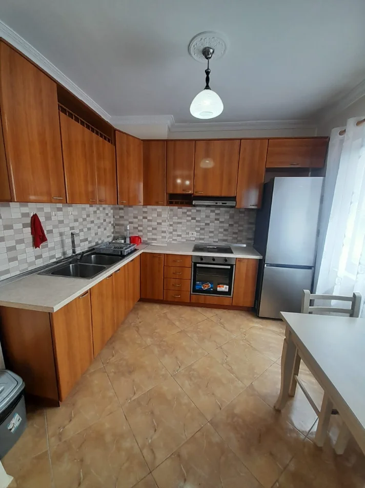 Tirane, jepet me qera Apartament 1+1 Kati 4, 70m²,Çmimi 55.000 Lekë të Reja, Pranë Pastiçeri Bilbili,Rruga e Dibrës, Tiranë.