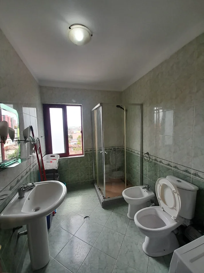 Tirane, jepet me qera Apartament 1+1 Kati 4, 70m²,Çmimi 55.000 Lekë të Reja, Pranë Pastiçeri Bilbili,Rruga e Dibrës, Tiranë.