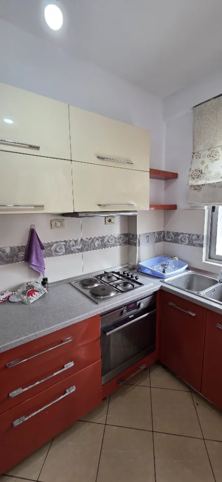 Tirane, jepet me qera apartament 2+1+Aneks+Ballkon Kati 1, 78 m² 500 € (Pallati me Shigjeta)