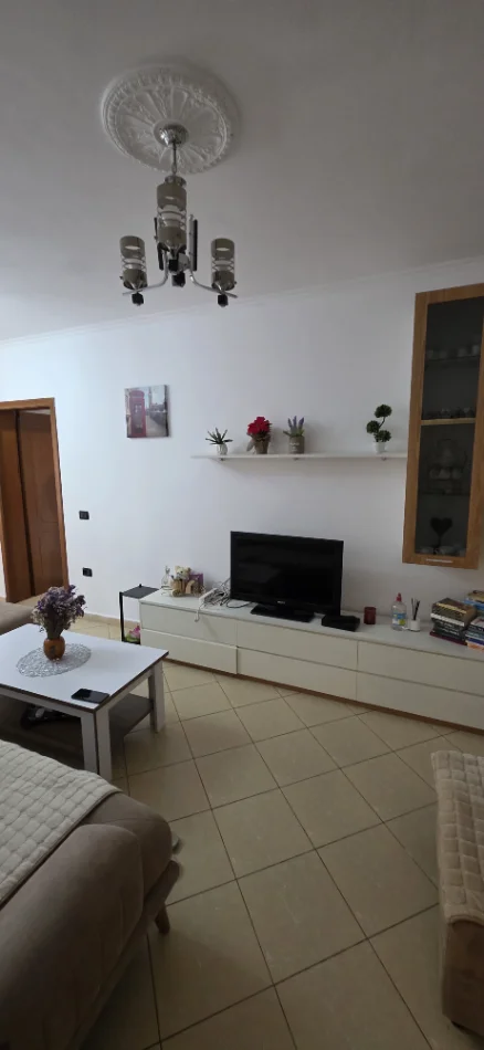 Tirane, jepet me qera apartament 2+1+Aneks+Ballkon Kati 1, 78 m² 500 € (Pallati me Shigjeta)