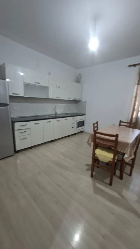 Tirane, jepet me qera apartament 2+1+Ballkon Kati 2, 150 m² 500 € (Rruga siri kodra)