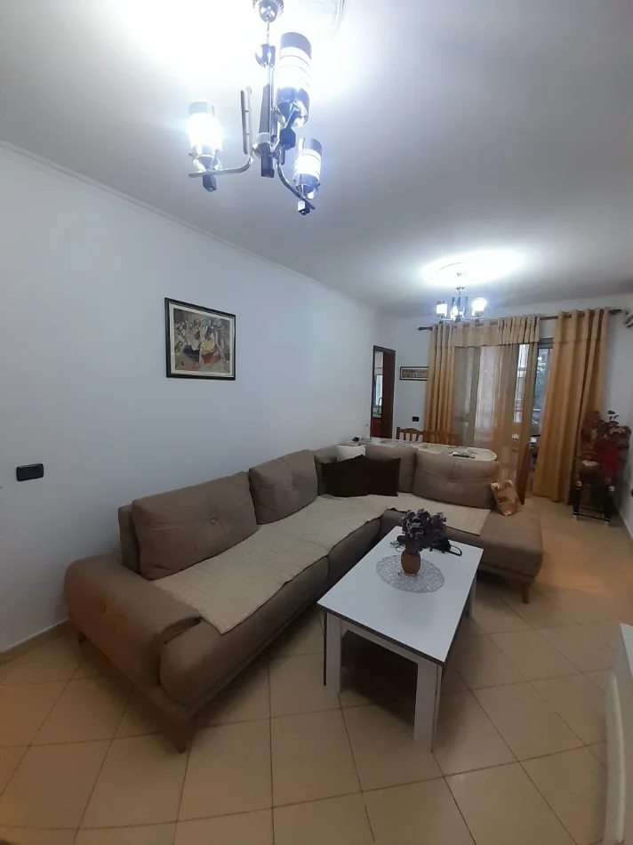 Tirane, jepet me qera Apartament 2+1 Kati 2, Çmimi 45.000 Lekë të Reja, Pranë Pallatit me Shigjeta, Tiranë