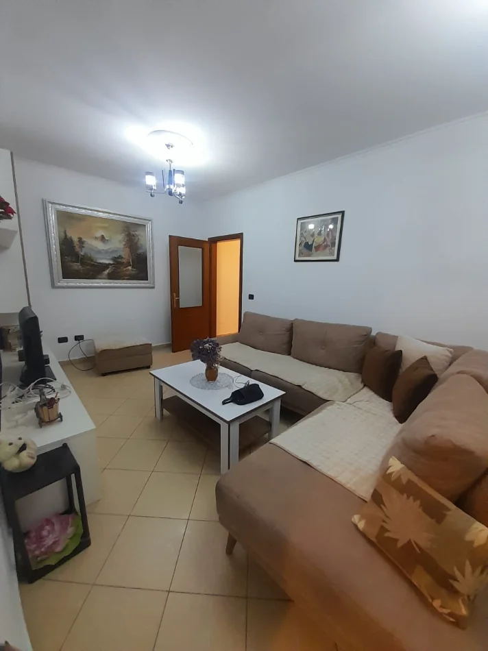 Tirane, jepet me qera Apartament 2+1 Kati 2, Çmimi 45.000 Lekë të Reja, Pranë Pallatit me Shigjeta, Tiranë