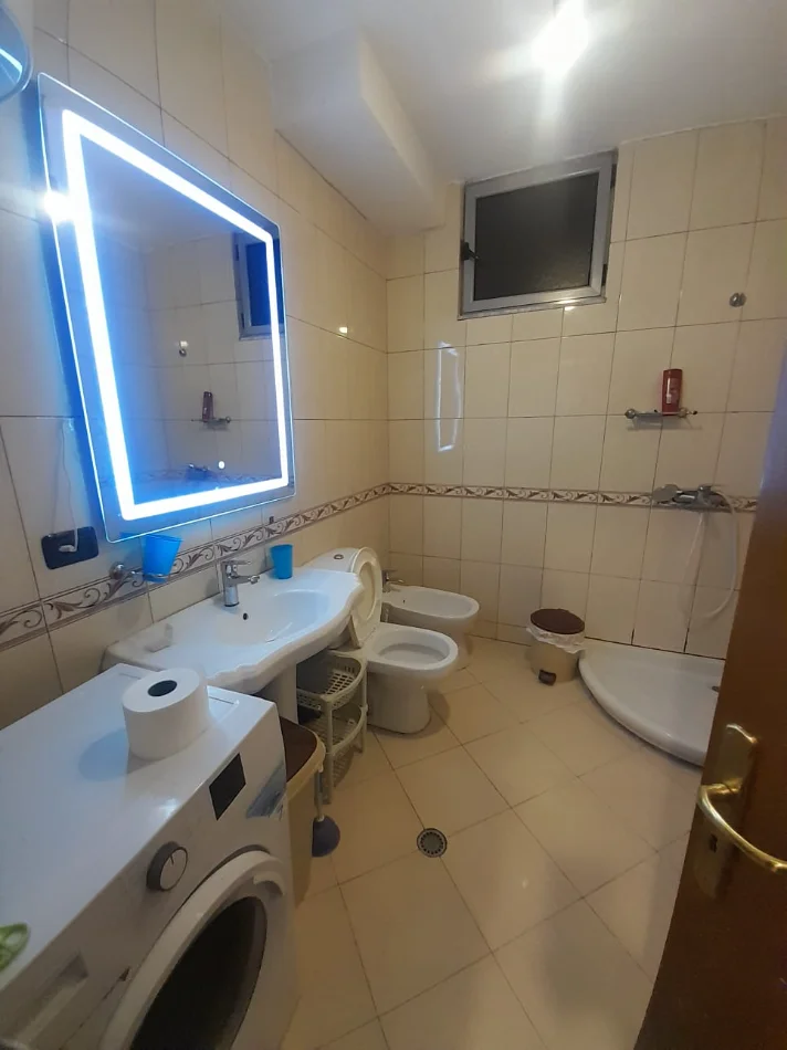 Tirane, jepet me qera Apartament 2+1 Kati 2, Çmimi 45.000 Lekë të Reja, Pranë Pallatit me Shigjeta, Tiranë