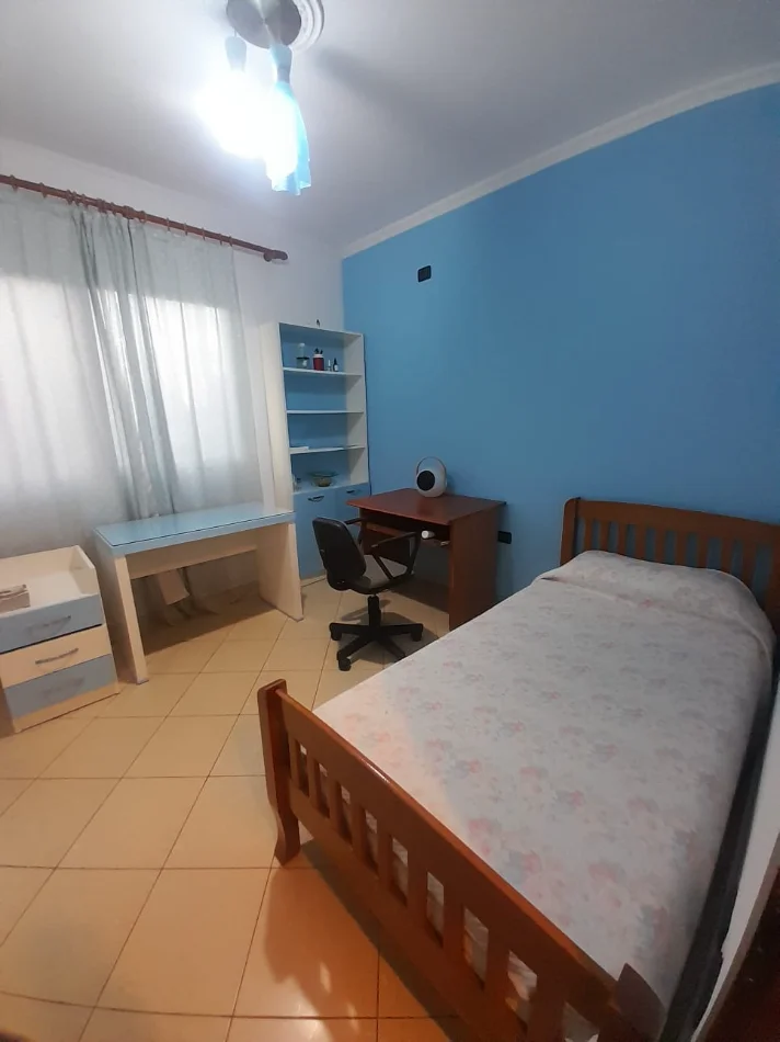 Tirane, jepet me qera Apartament 2+1 Kati 2, Çmimi 45.000 Lekë të Reja, Pranë Pallatit me Shigjeta, Tiranë