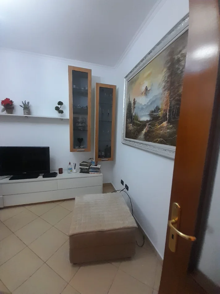 Tirane, jepet me qera Apartament 2+1 Kati 2, Çmimi 45.000 Lekë të Reja, Pranë Pallatit me Shigjeta, Tiranë