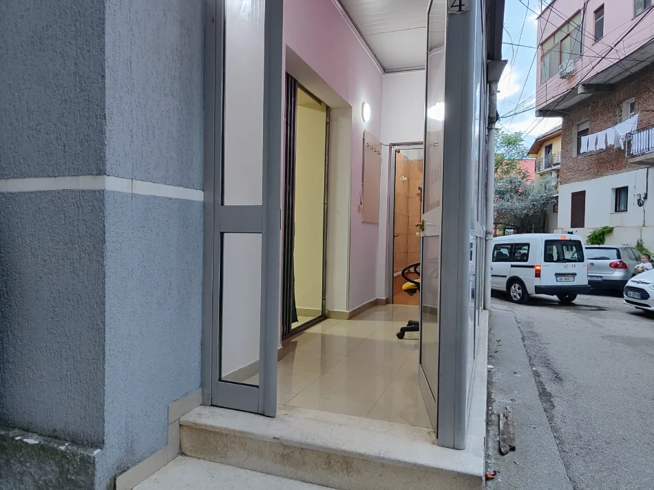 Tirane, jepet me qera garsonier 1+1 Kati 1, 28 m² 300 € (Ngjitur me Medresen)