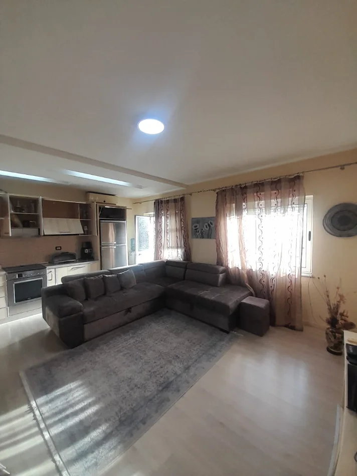 Tirane, jepet me qera Apartament 2+1 Kati 2, 90 m² 50.000 Lekë të Reja,(Vasil Shanto, Stacioni i Fundit i Tiranës Re, Tiranë)
