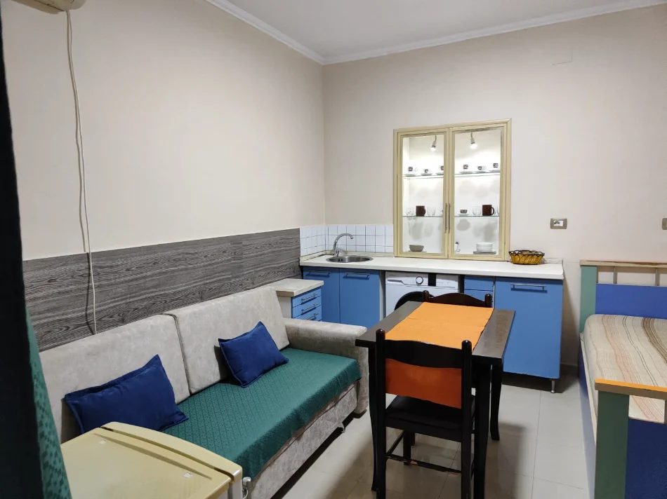 Tirane, jepet me qera garsonier 1+1 Kati 1, 28 m² 300 € (Ngjitur me Medresen)