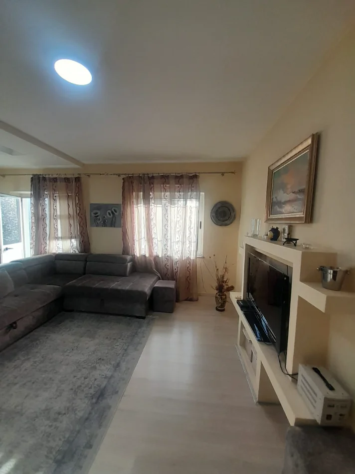 Tirane, jepet me qera Apartament 2+1 Kati 2, 90 m² 50.000 Lekë të Reja,(Vasil Shanto, Stacioni i Fundit i Tiranës Re, Tiranë)