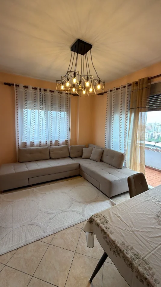 Tirane, jepet me qera Apartament 2+1 Kati 9,Mobiluar, Çmimi 500 € tek Terminali, Casa Italia, Tiranë.