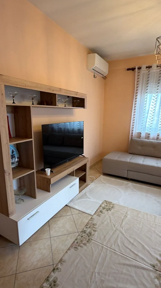 Tirane, jepet me qera Apartament 2+1 Kati 9,Mobiluar, Çmimi 500 € tek Terminali, Casa Italia, Tiranë.