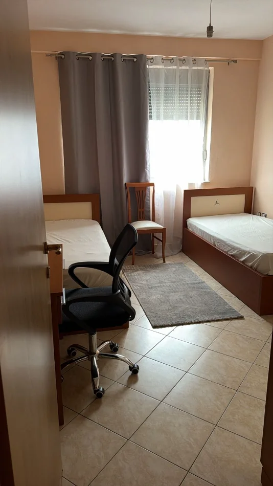 Tirane, jepet me qera Apartament 2+1 Kati 9,Mobiluar, Çmimi 500 € tek Terminali, Casa Italia, Tiranë.
