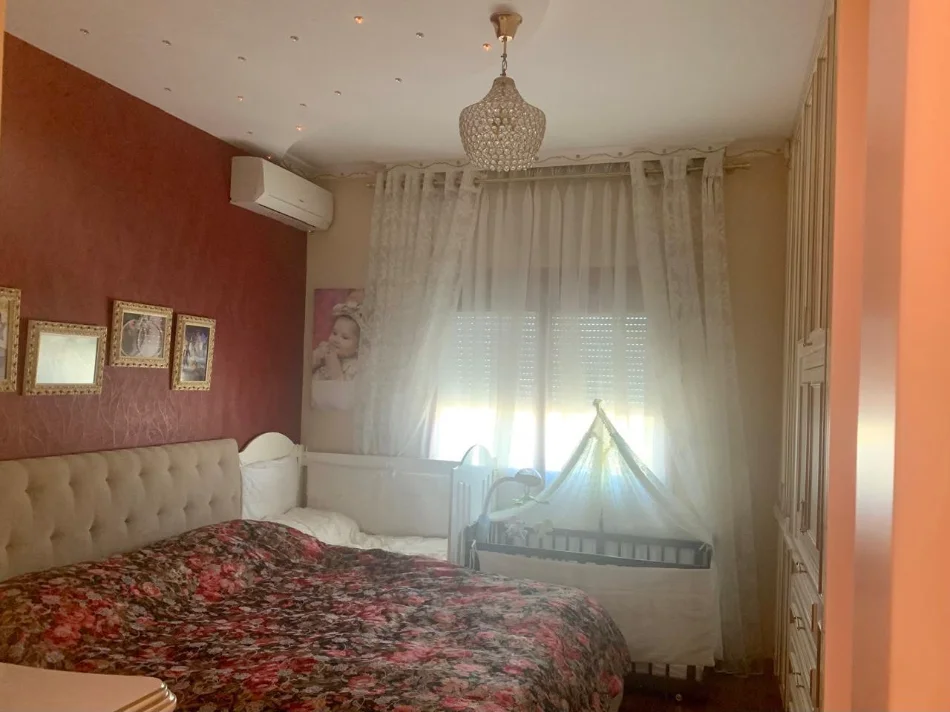 Tirane, jepet me qera Apartament 1+1 Kati 9, Mobiluar,Çmimi 700 € tek Komuna Parisit,Tiranë.