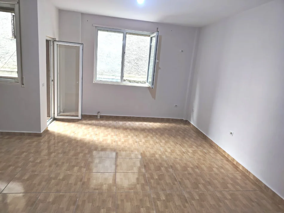 Shkoder, shitet apartament 1+1+Aneks+Ballkon Kati 2, 81 m² 120.000 € (Te Teatri Migjeni)