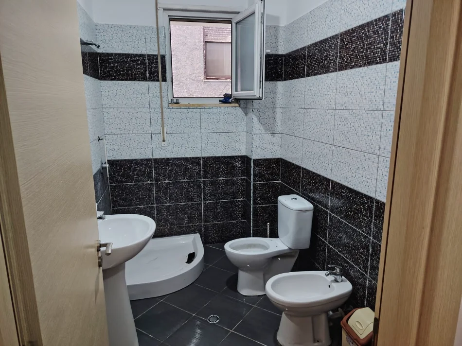 Shkoder, shitet apartament 1+1+Aneks+Ballkon Kati 2, 81 m² 120.000 € (Te Teatri Migjeni)