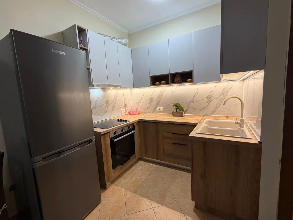 Tirane, jepet me qera Apartament 1+1 Kati 4, 65 m², Çmimi 45.000 Lekë të Reja, tek Medrese,Tiranë.