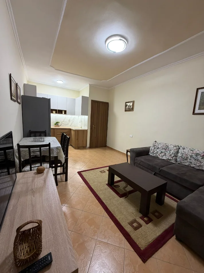 Tirane, jepet me qera Apartament 1+1 Kati 4, 65 m², Çmimi 45.000 Lekë të Reja, tek Medrese,Tiranë.