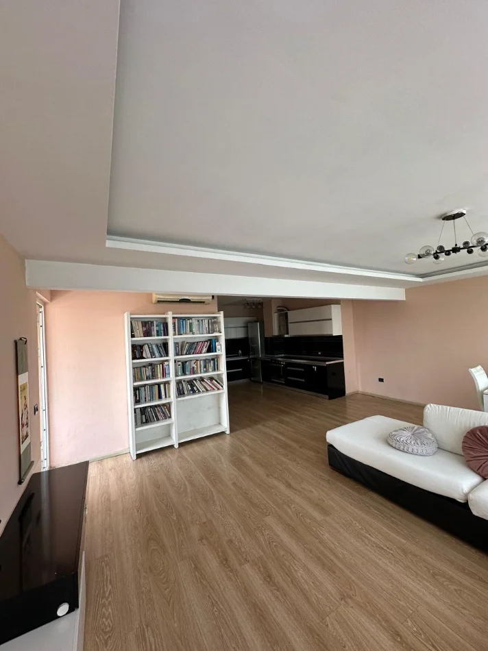Tirane, jepet me qera Apartament 2+1+Ballkon, Kati 2, 140 m² ,Çmimi 65.000 Lekë të Reja, në Laprakë, Tiranë.