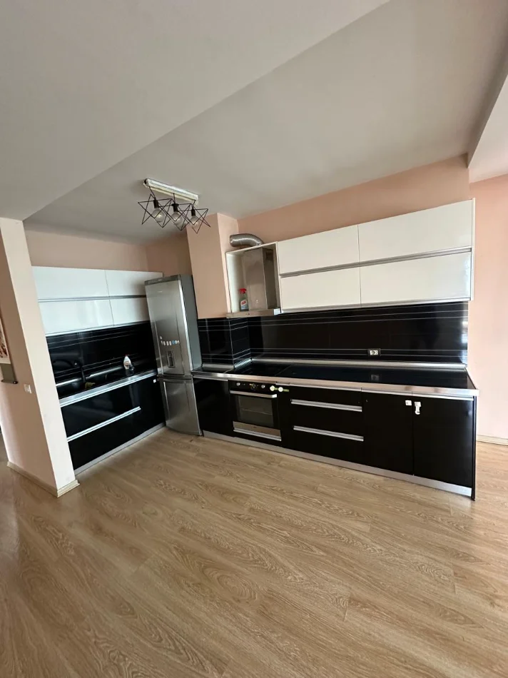 Tirane, jepet me qera Apartament 2+1+Ballkon, Kati 2, 140 m² ,Çmimi 65.000 Lekë të Reja, në Laprakë, Tiranë.