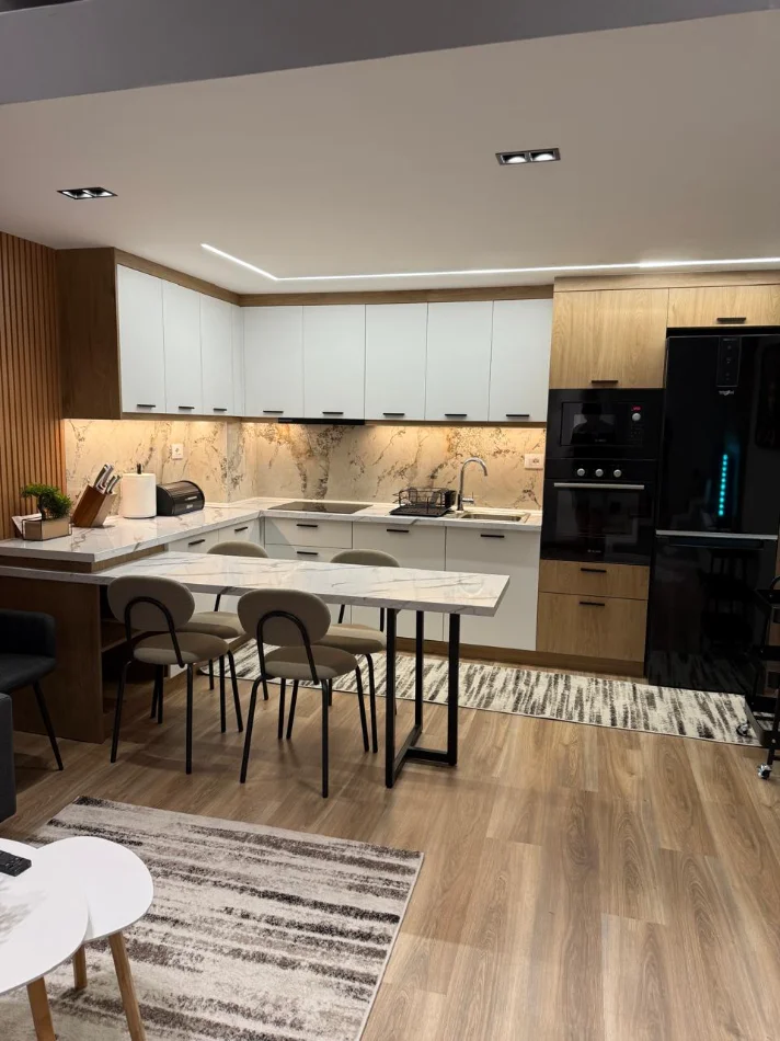 Tirane, jepet me qera apartament duplex 2+1+Ballkon Kati 1, 100 m² 600 € (KOMPLEKSI GOLDEN PARK, AMERIKAN 3)