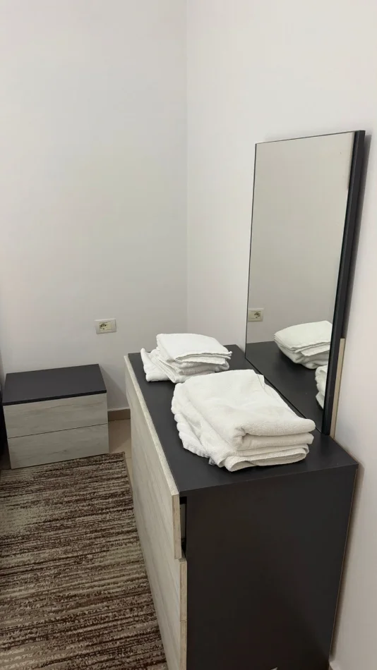 Tirane, jepet me qera Apartament 1+1 Kati 1 Banim, 75 m², Çmimi 45.000 Lekë të Reja, tek 5 Maj, Tirane.