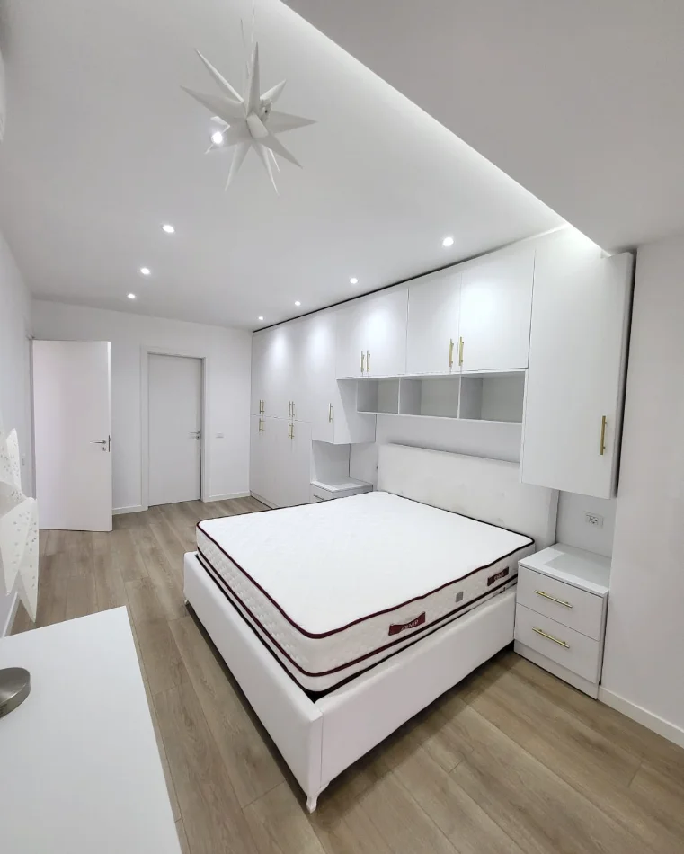 Tirane, jepet me qera apartament 2+1+Ballkon Kati 5, 120 m² 1.000 € (Kodra e Diellit)