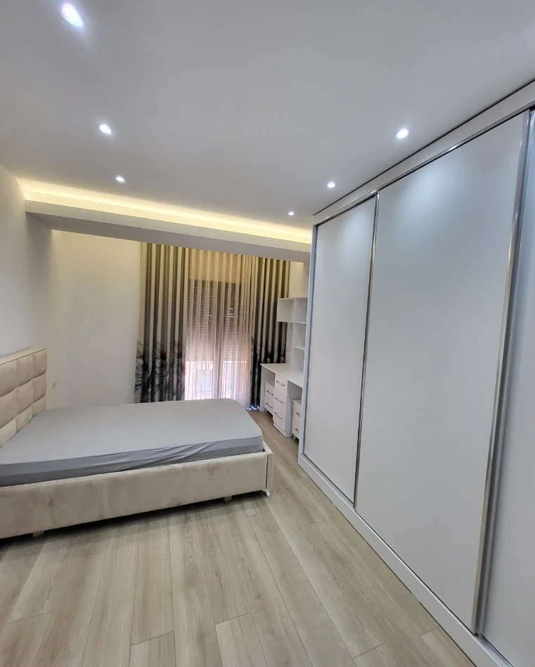 Tirane, jepet me qera apartament 2+1+Ballkon Kati 5, 120 m² 1.000 € (Kodra e Diellit)