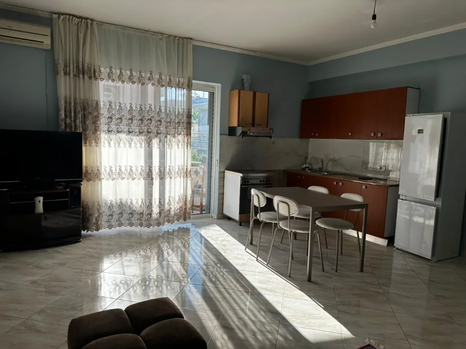 Tirane, jepet me qera apartament 1+1+Ballkon Kati 2, 90 m² 450 € 