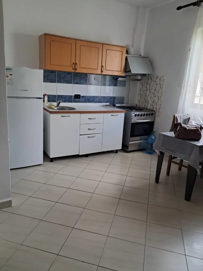 Tirane, jepet me qera apartament 1+1 Kati 2, 30 m² 231 € (Rruga 5 maji)