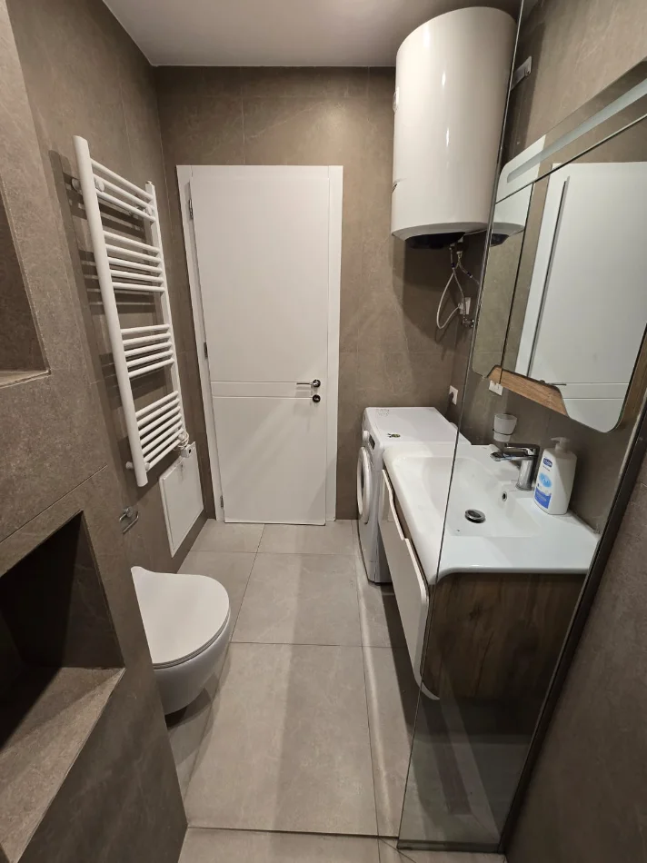 Tirane, jepet me qera Apartament 2+1+Ballkon, Kati 5, 90 m² ,850 E, Qendër Tiranës,Rruga Kavajës, Tiranë.