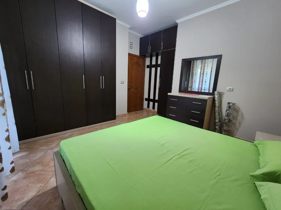 Tirane, jepet me qera Apartament 2+1+ 2 Tualete, Kati 4, Mobiluar, Çmimi 800 Euro, tek Rruga Kavajës, Tirane.