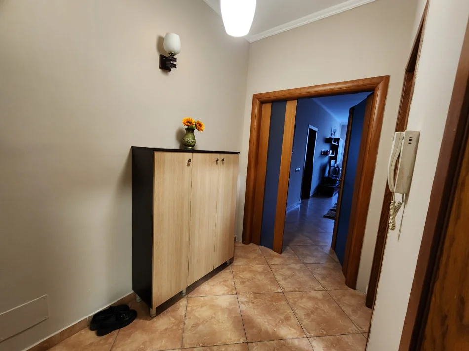 Tirane, jepet me qera Apartament 2+1+ 2 Tualete, Kati 4, Mobiluar, Çmimi 800 Euro, tek Rruga Kavajës, Tirane.