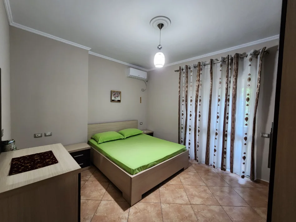 Tirane, jepet me qera Apartament 2+1+ 2 Tualete, Kati 4, Mobiluar, Çmimi 800 Euro, tek Rruga Kavajës, Tirane.