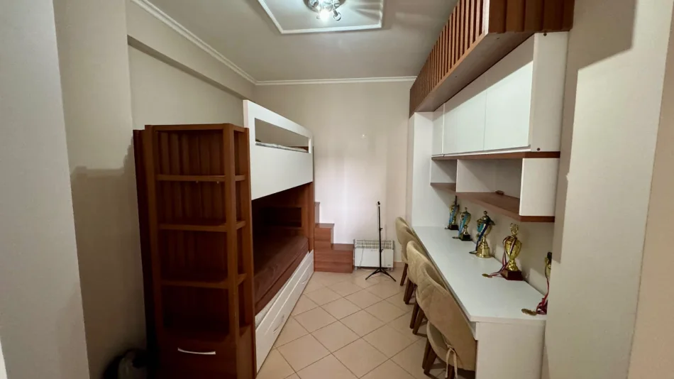 Tirane, jepet me qera apartament 2+1+Ballkon Kati 2, 85 m² 700 € (Rruga Bill Klinton)