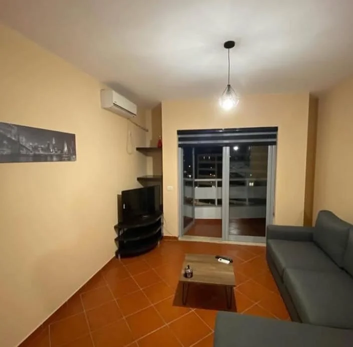 Apartament me Qira , Pallati me Shigjeta