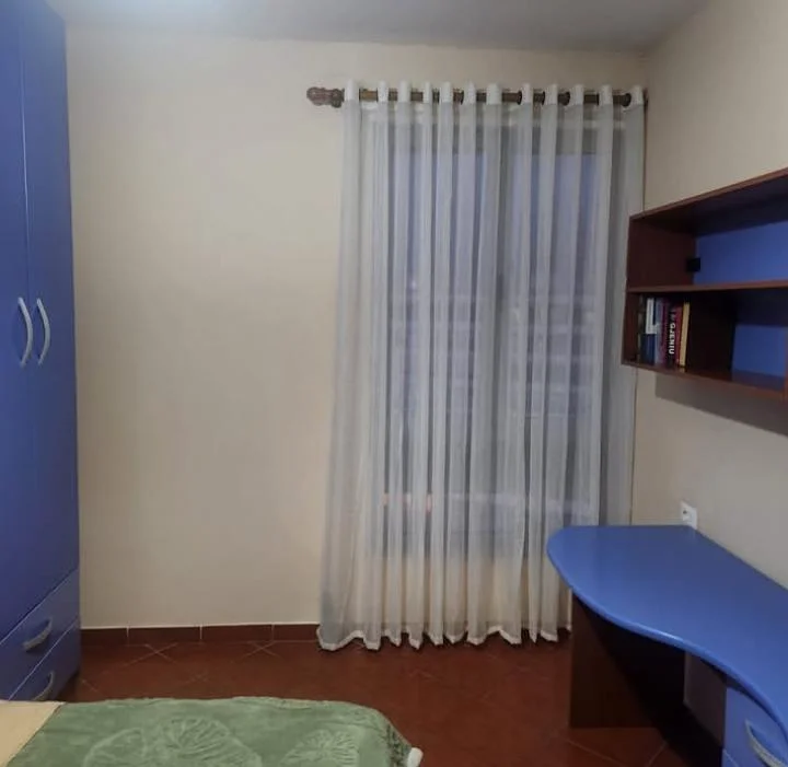 Apartament me Qira , Pallati me Shigjeta