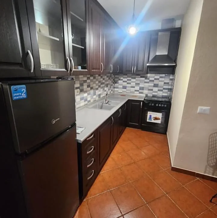 Apartament me Qira , Pallati me Shigjeta