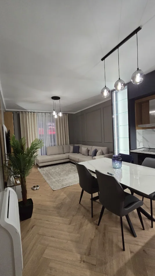 Tirane, jepet me qera apartament 2+1+Ballkon Kati 7, 90 m² 550 € 